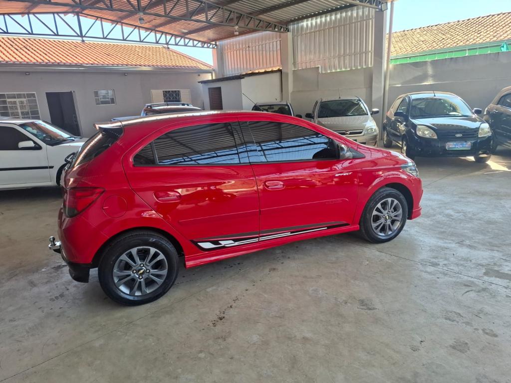 CHEVROLET Onix Hatch - Foto