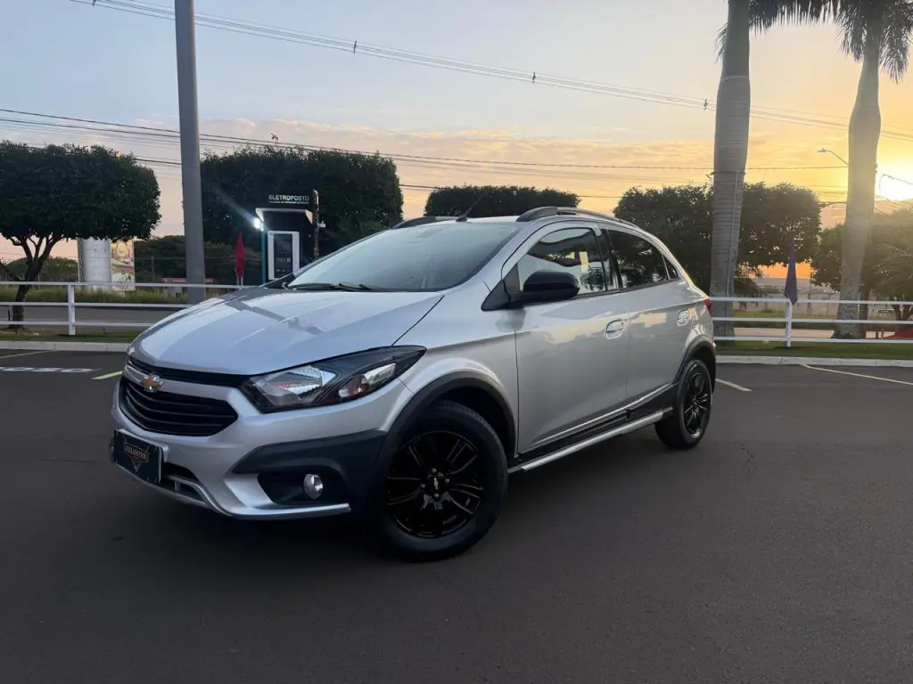 CHEVROLET Onix Hatch - Foto