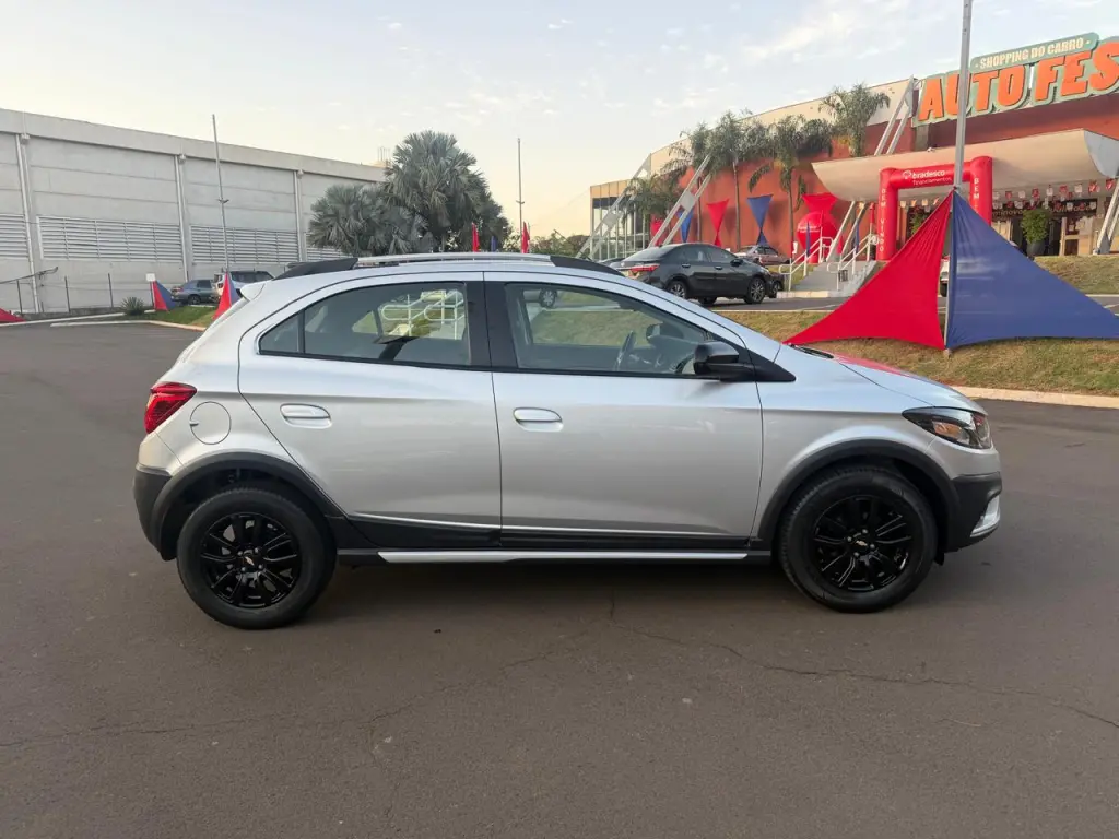CHEVROLET Onix Hatch - Foto