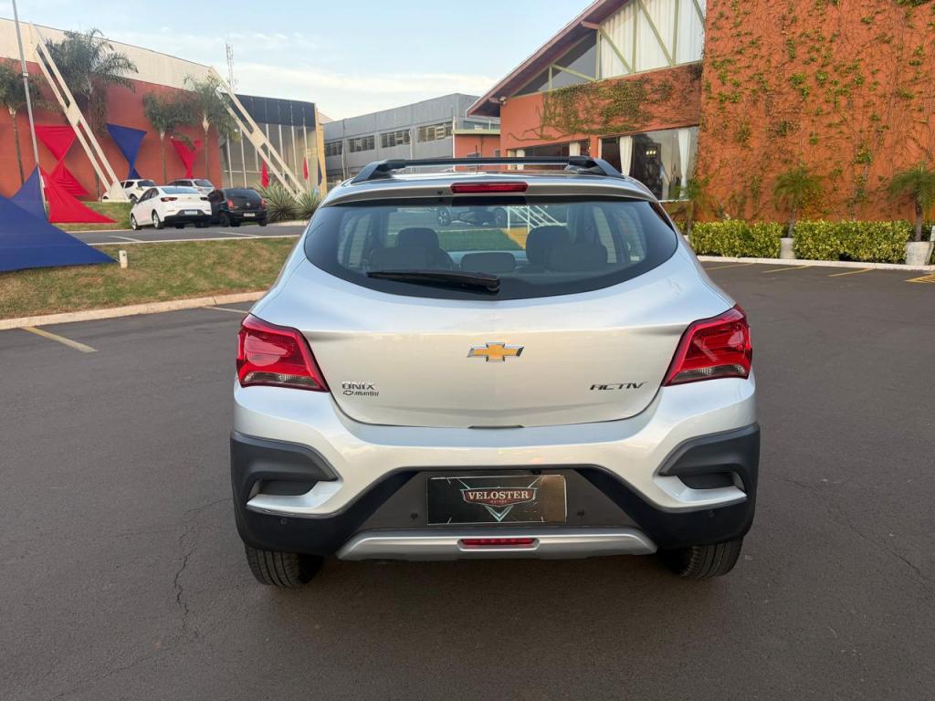CHEVROLET Onix Hatch - Foto