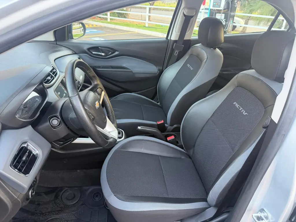 CHEVROLET Onix Hatch - Foto