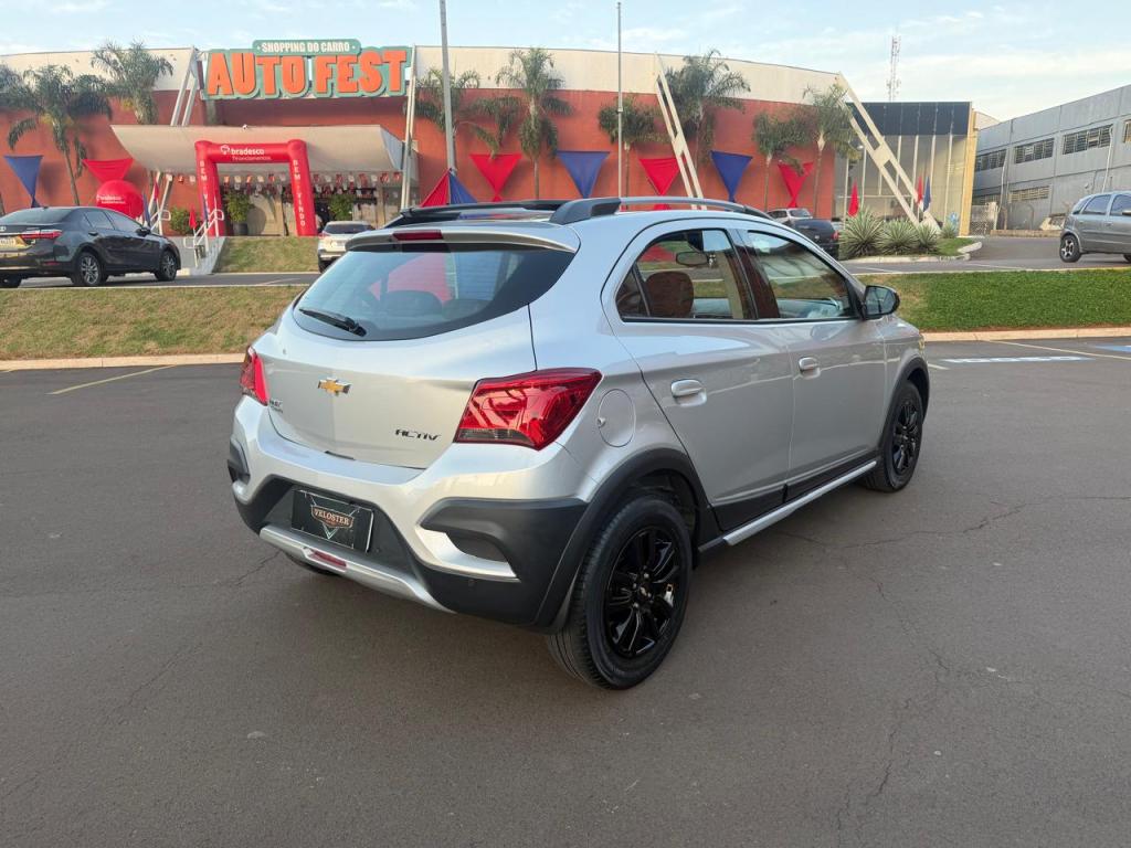 CHEVROLET Onix Hatch - Foto