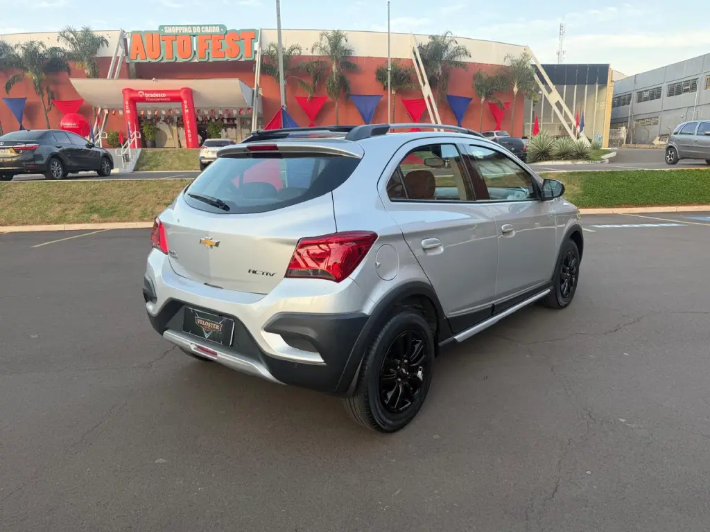 CHEVROLET Onix Hatch - Foto