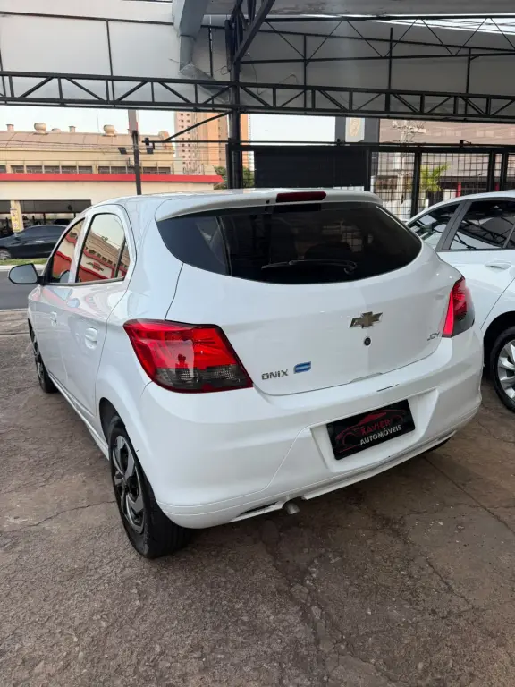 CHEVROLET Onix Hatch - Foto