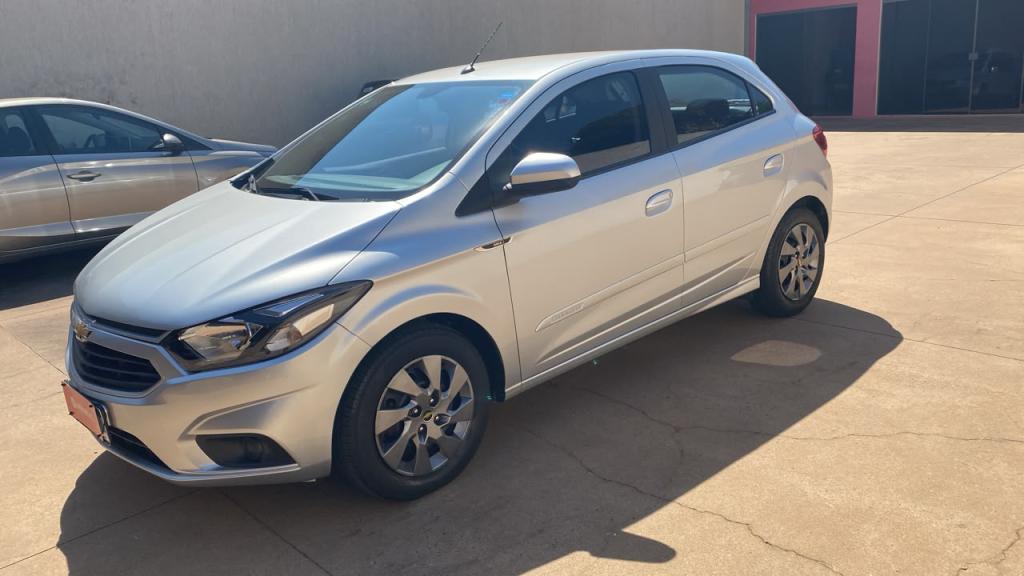 CHEVROLET Onix Hatch - Foto