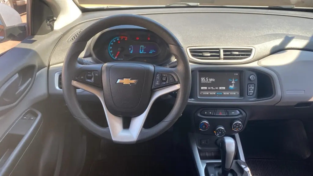 CHEVROLET Onix Hatch - Foto