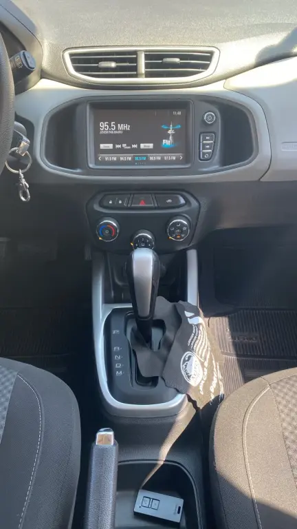 CHEVROLET Onix Hatch - Foto
