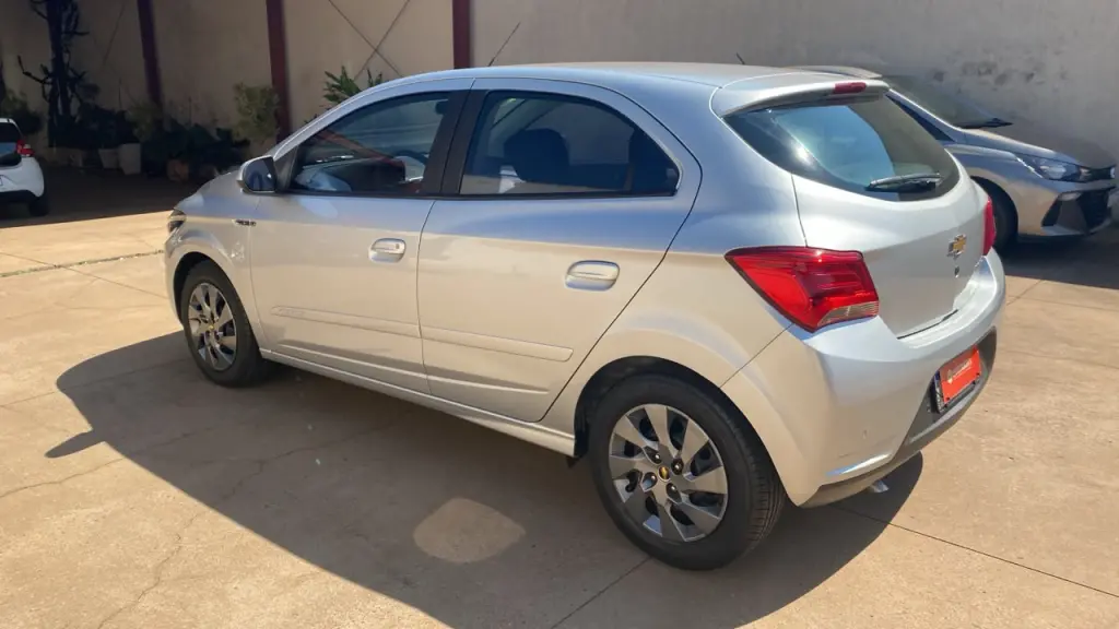 CHEVROLET Onix Hatch - Foto