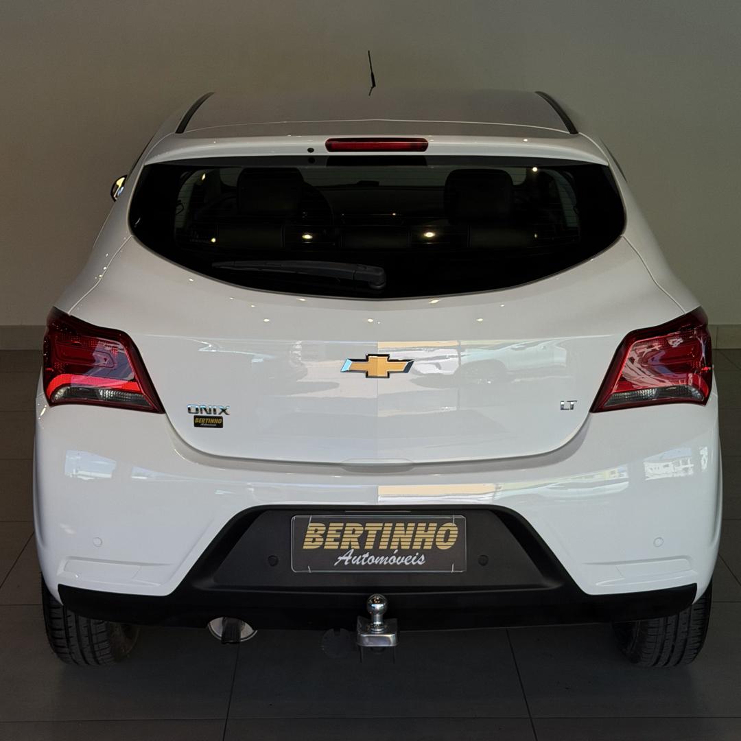 CHEVROLET Onix Hatch - Foto