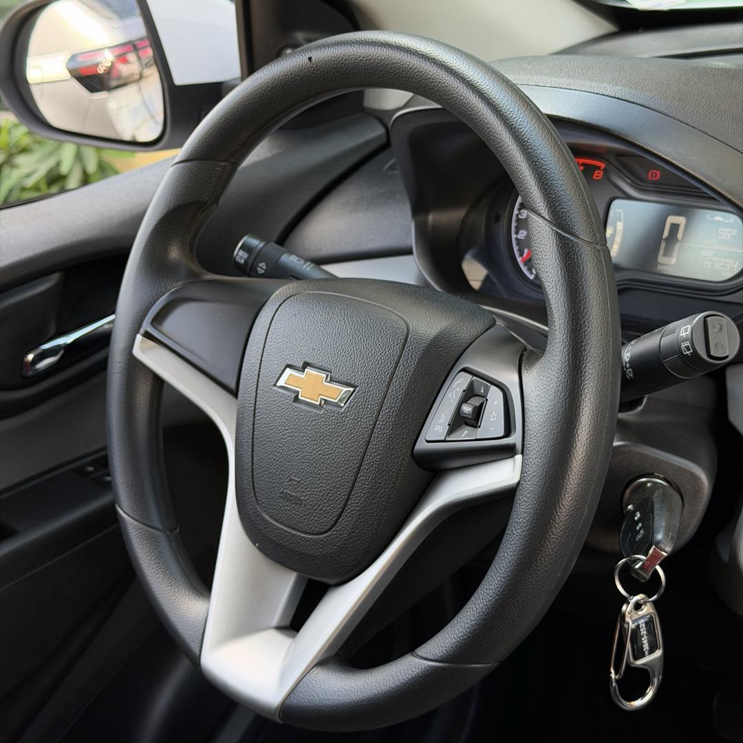 CHEVROLET Onix Hatch - Foto