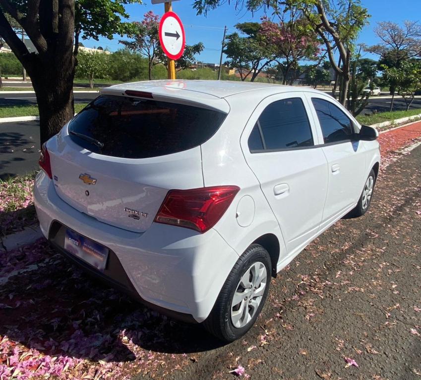 CHEVROLET Onix Hatch - Foto