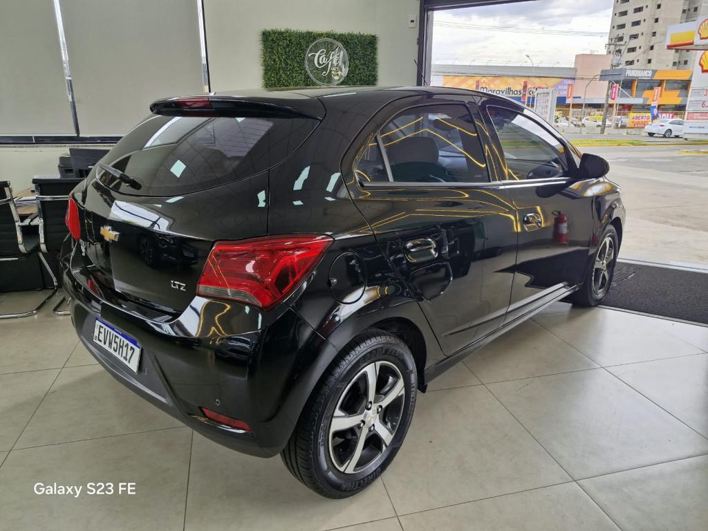 CHEVROLET Onix Hatch - Foto