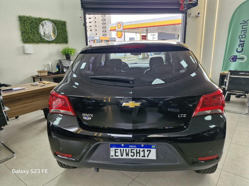 CHEVROLET Onix Hatch - Foto