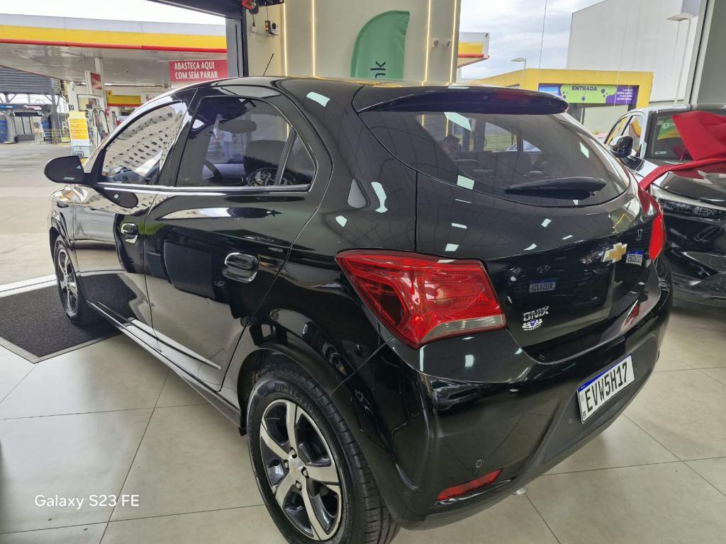 CHEVROLET Onix Hatch - Foto