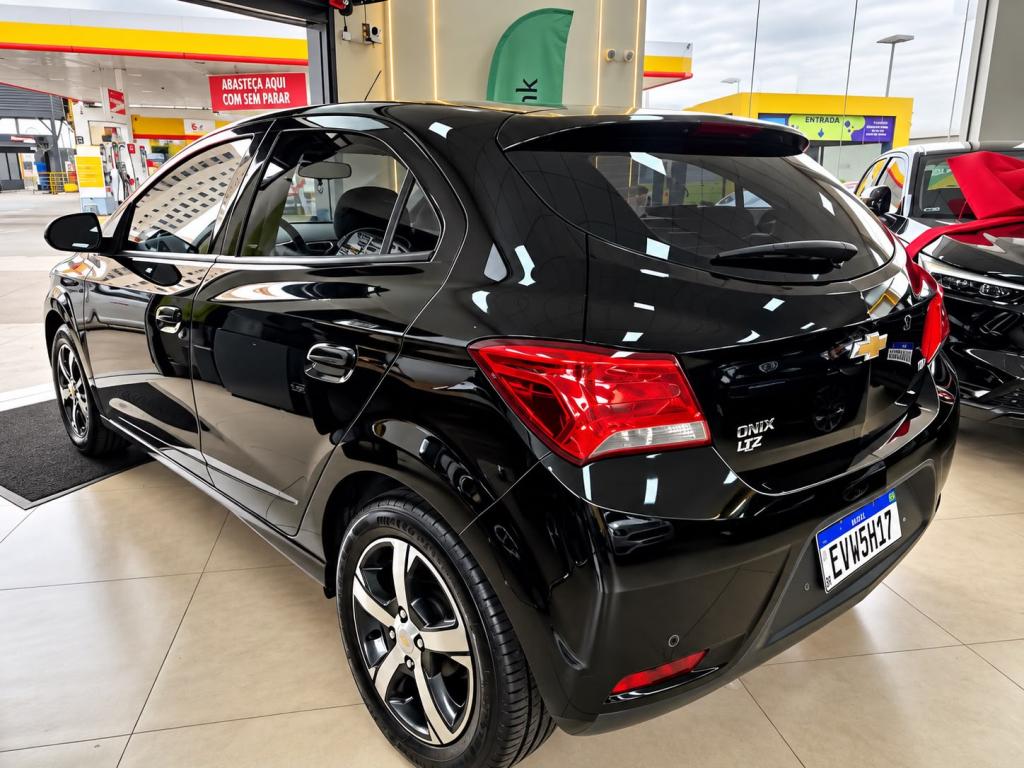 CHEVROLET Onix Hatch - Foto