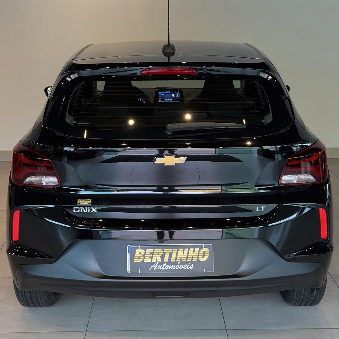 CHEVROLET Onix Hatch - Foto