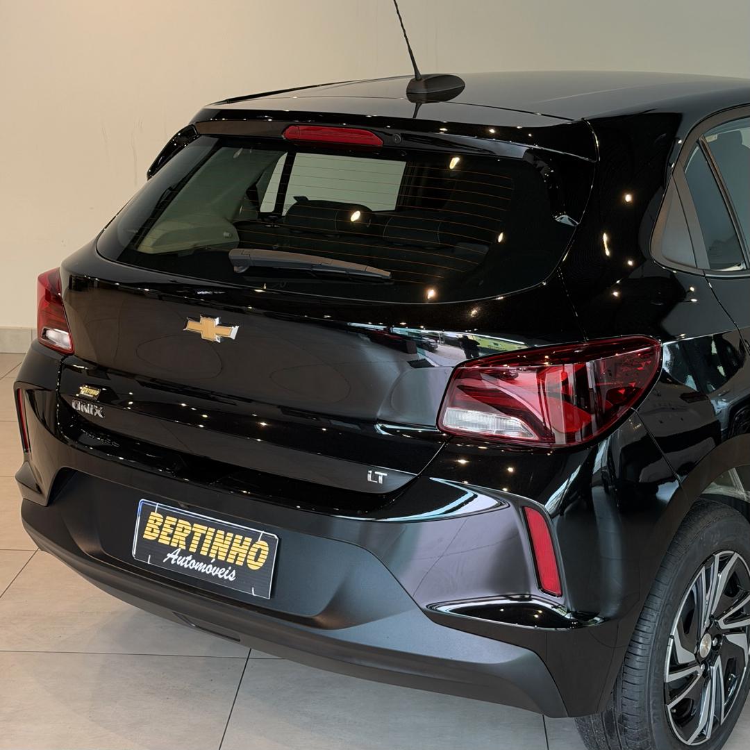 CHEVROLET Onix Hatch - Foto