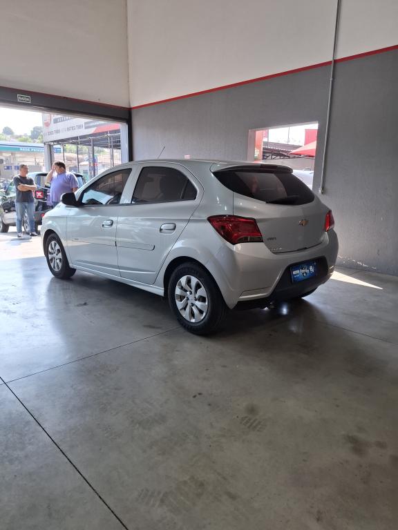 CHEVROLET Onix Hatch - Foto