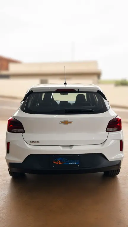 CHEVROLET Onix Hatch - Foto
