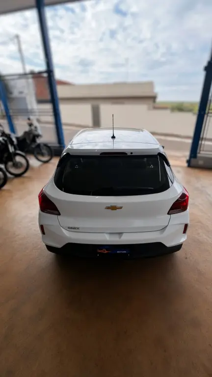 CHEVROLET Onix Hatch - Foto