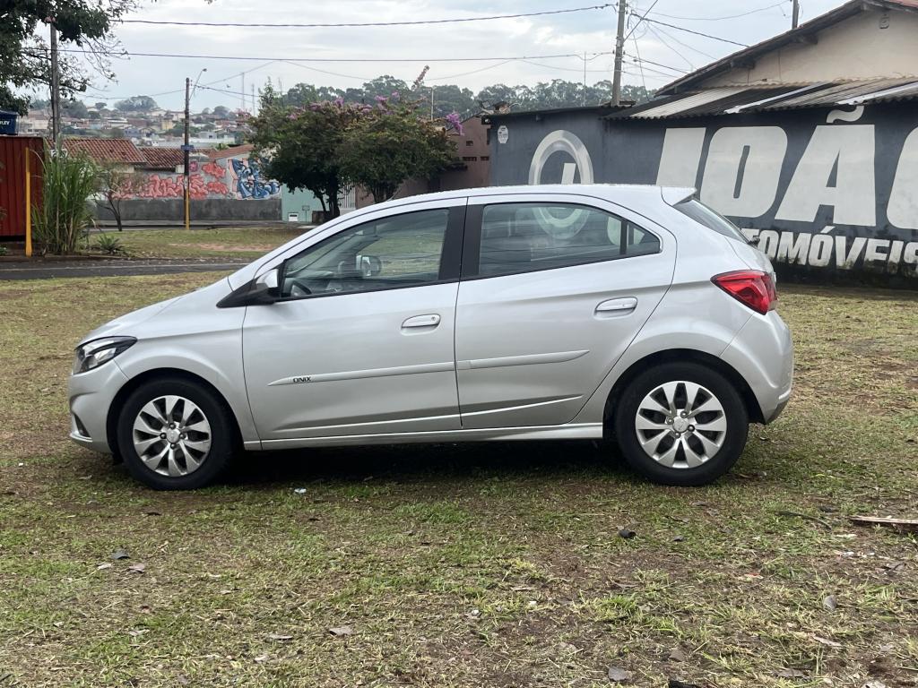 CHEVROLET Onix Hatch - Foto