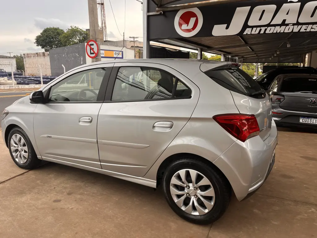 CHEVROLET Onix Hatch