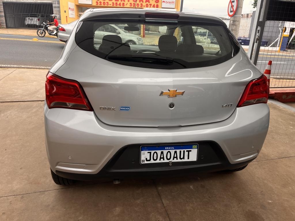 CHEVROLET Onix Hatch - Foto