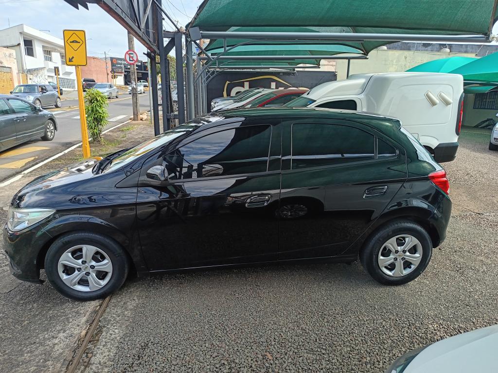 CHEVROLET Onix Hatch - Foto