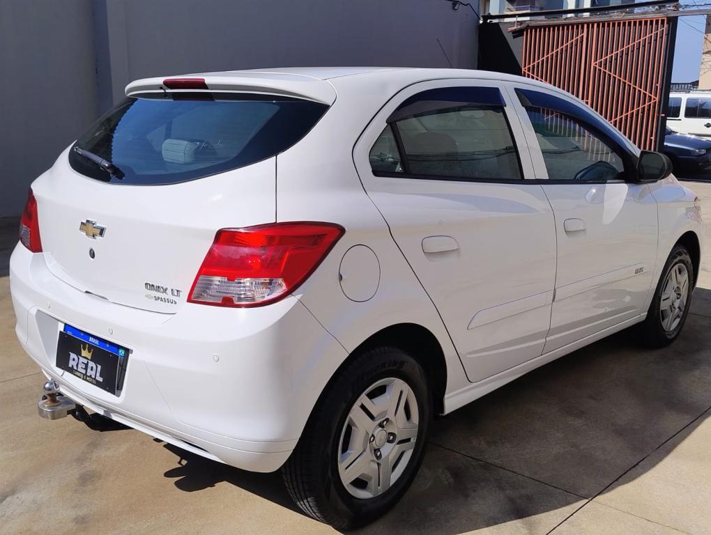 CHEVROLET Onix Hatch - Foto