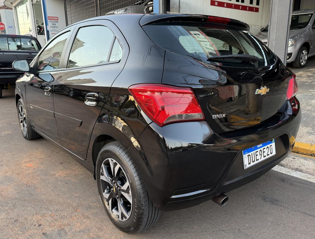 CHEVROLET Onix Hatch - Foto