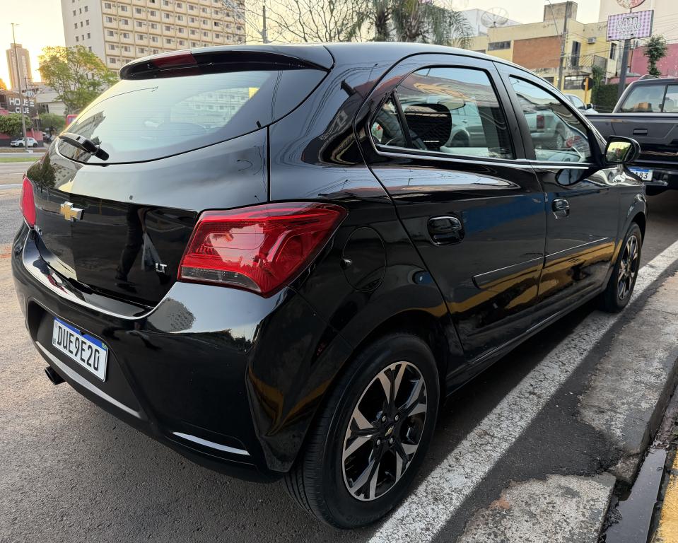 CHEVROLET Onix Hatch - Foto