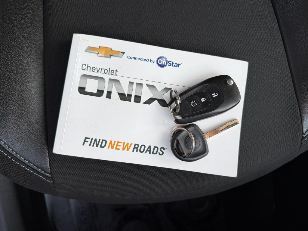 CHEVROLET Onix Hatch - Foto