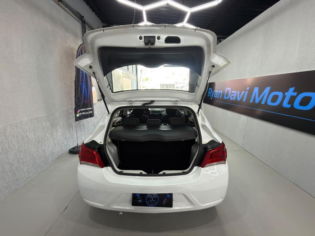 CHEVROLET Onix Hatch - Foto