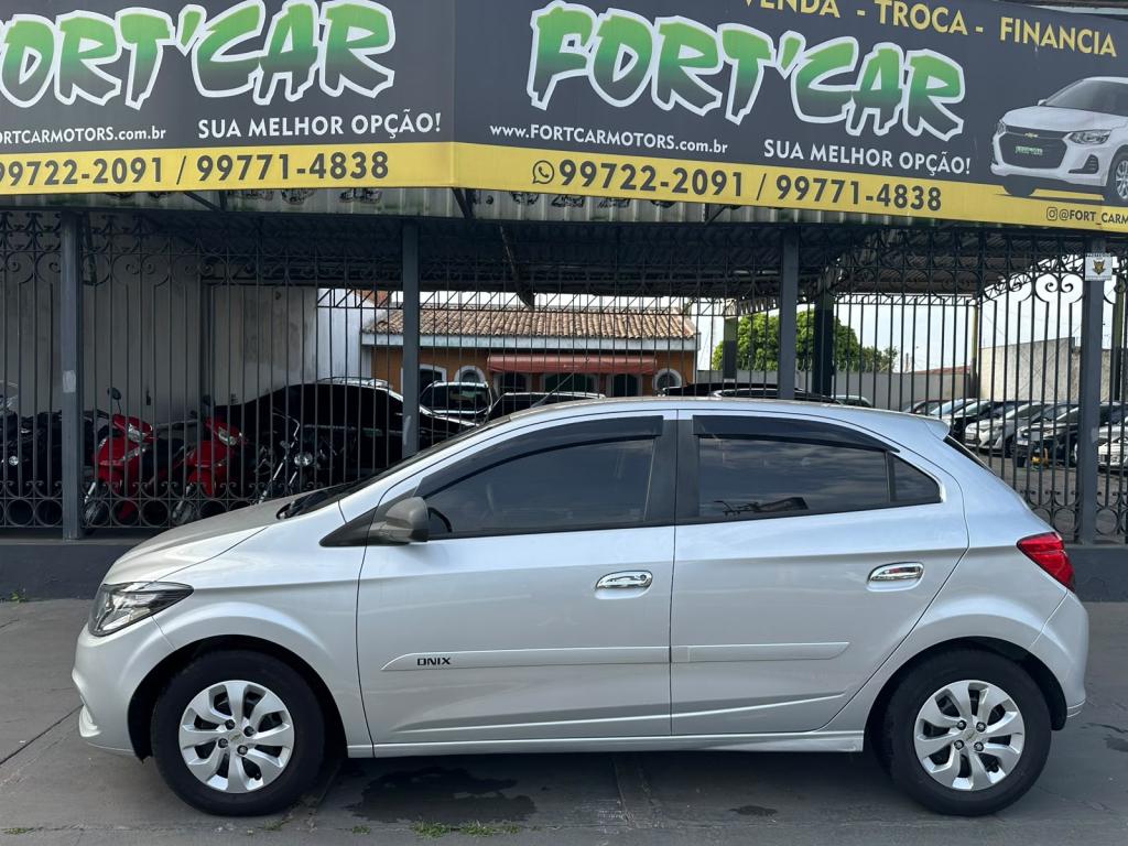 CHEVROLET Onix Hatch - Foto