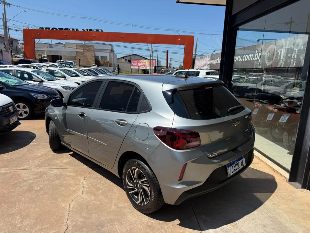 CHEVROLET Onix Hatch - Foto