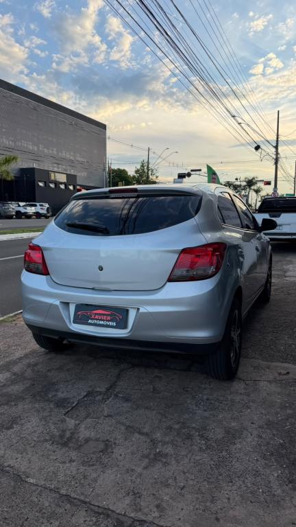 CHEVROLET Onix Hatch - Foto