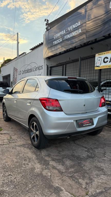 CHEVROLET Onix Hatch - Foto