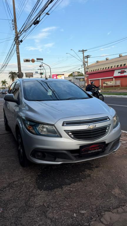 CHEVROLET Onix Hatch - Foto