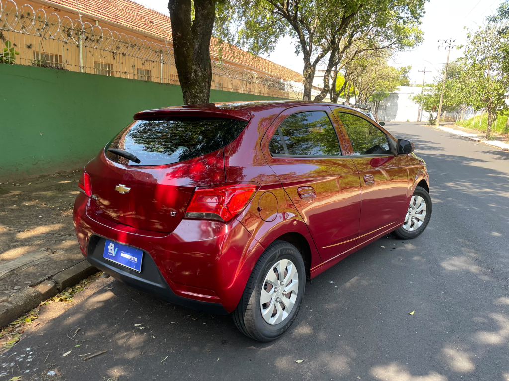 CHEVROLET Onix Hatch - Foto