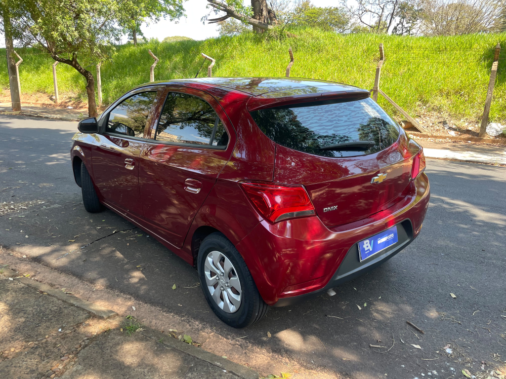 CHEVROLET Onix Hatch - Foto