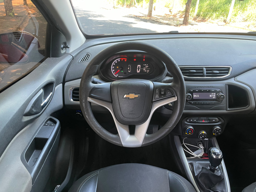 CHEVROLET Onix Hatch - Foto