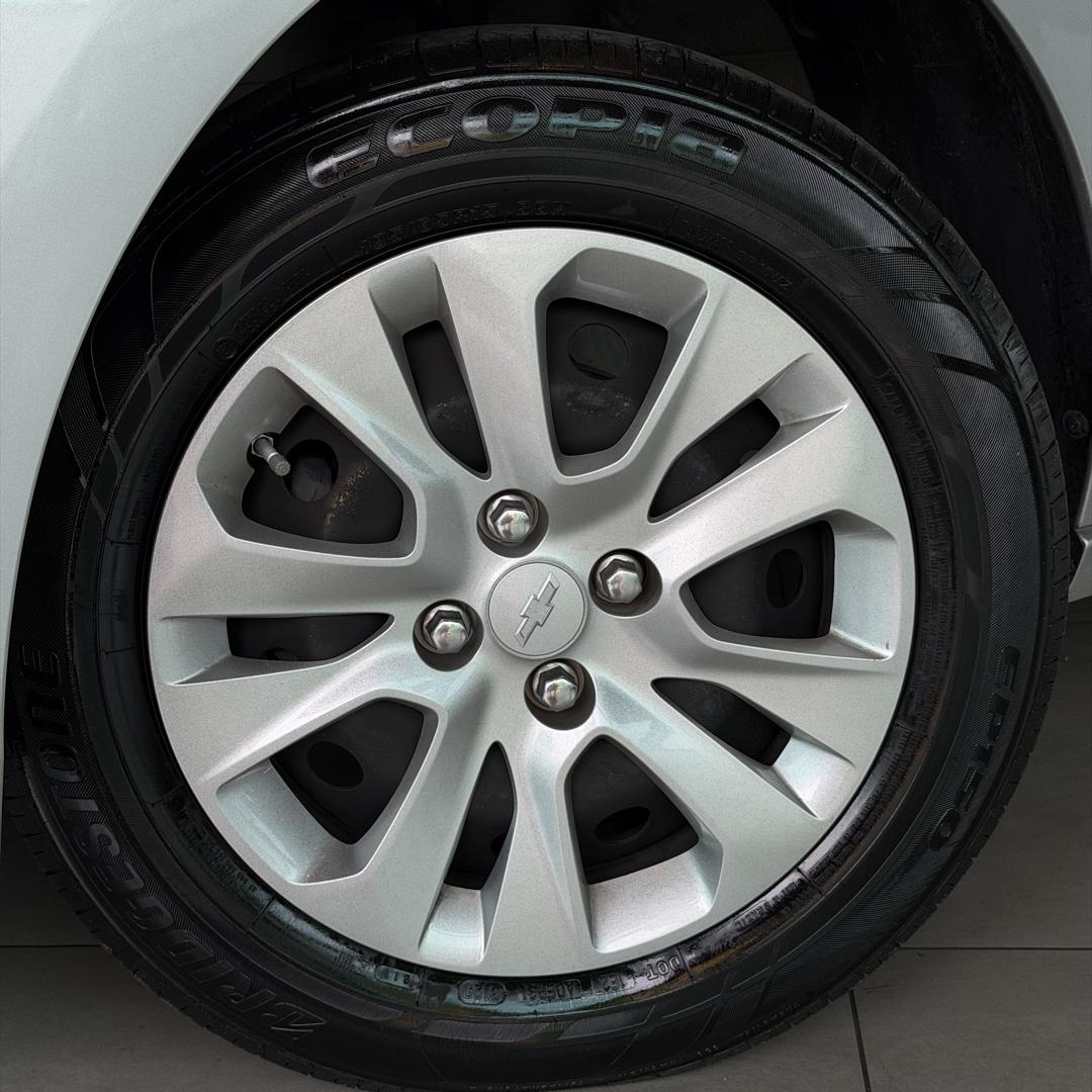 CHEVROLET Onix Hatch - Foto