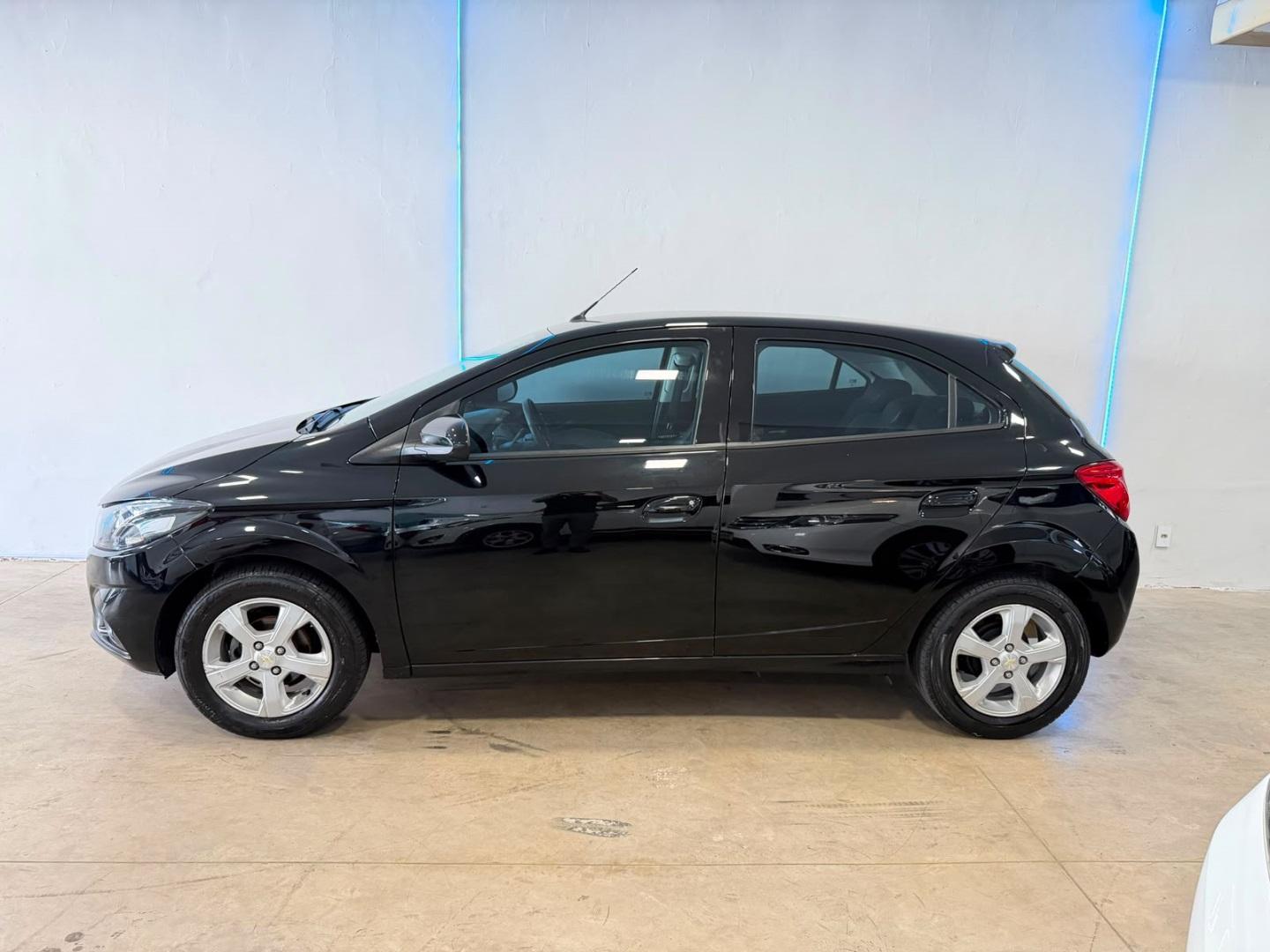 CHEVROLET Onix Hatch - Foto