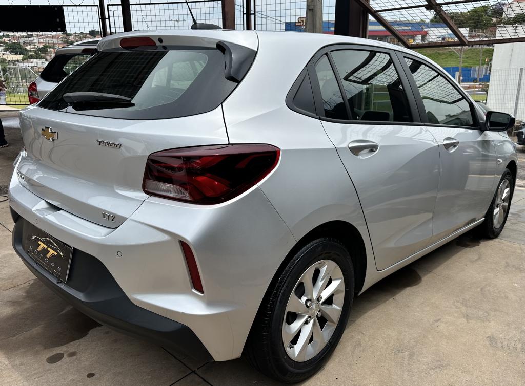 CHEVROLET Onix Hatch - Foto