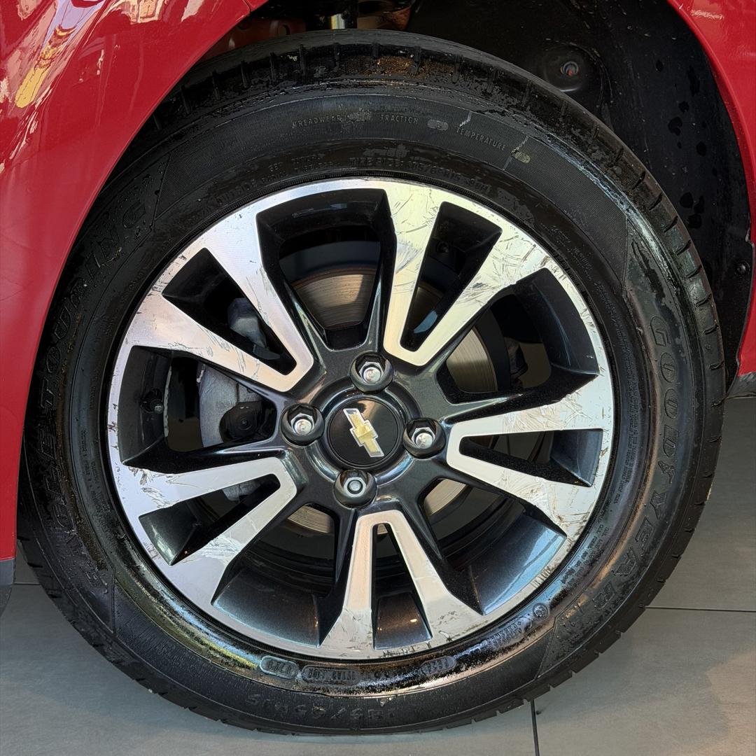 CHEVROLET Onix Hatch - Foto