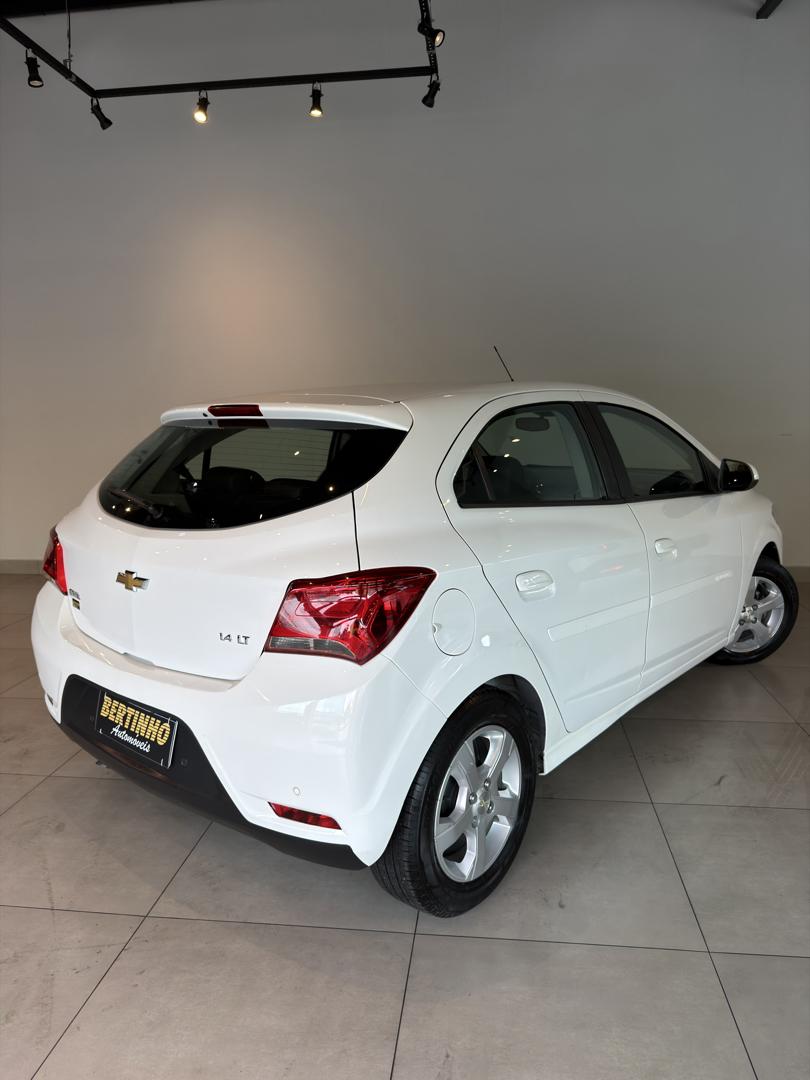 CHEVROLET Onix Hatch - Foto