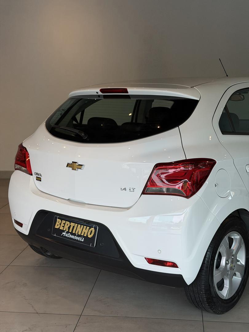 CHEVROLET Onix Hatch - Foto