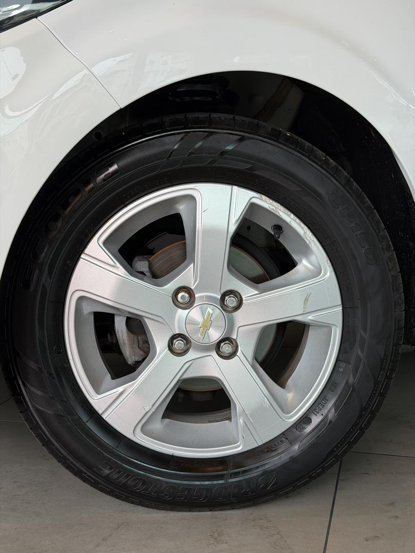 CHEVROLET Onix Hatch - Foto