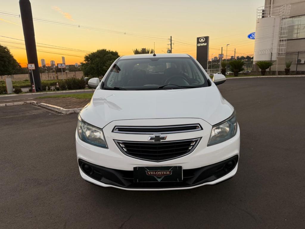 CHEVROLET Onix Hatch - Foto