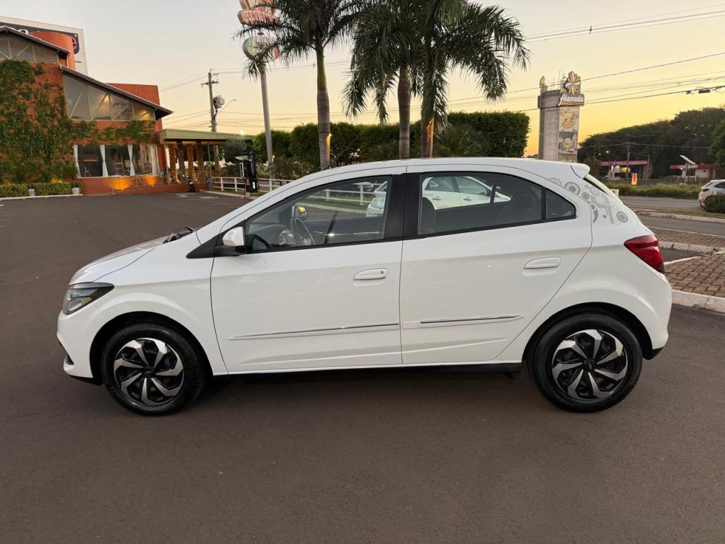 CHEVROLET Onix Hatch - Foto